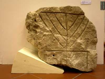 L�ultima, del VII secolo, � stata rinvenuta invece nel 1988 in via Foscolo, tra Ceglie del Campo e Carbonara, in un sepolcreto comprendente 21 tombe: � dedicata a un uomo As(ter) o una donna Ester